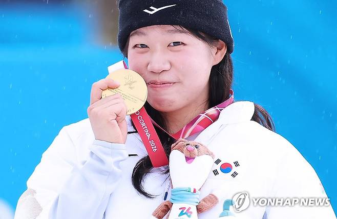 김윤지, '금빛 피날레'…한국 선수 최초로 메달 5개 (서울=연합뉴스) 김윤지가 15일(현지시간) 이탈리아 테세로 크로스컨트리 스타디움에서 열린 2026 밀라노·코르티나담페초 동계 패럴림픽 크로스컨트리 스키 여자 20㎞ 인터벌 스타트 좌식 시상식에서 금메달을 목에 걸고 포즈를 취하고 있다. 2026.3.15 [대한장애인체육회 제공. 재판매 및 DB 금지] photo@yna.co.kr