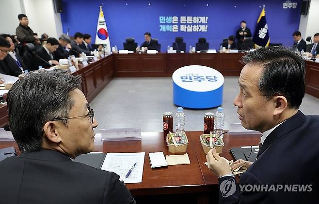 중동사태 경제 대응 TF, 얘기 나누는 이형일-권대영 (서울=연합뉴스) 배재만 기자 = 이형일 재정경제부 1차관(오른쪽)과 권대영 금융위원회 부위원장이 16일 국회 의원회관에서 열린 더불어민주당 중동사태 경제 대응 TF 2차 회의에서 얘기를 나누고 있다. 2026.3.16 scoop@yna.co.kr