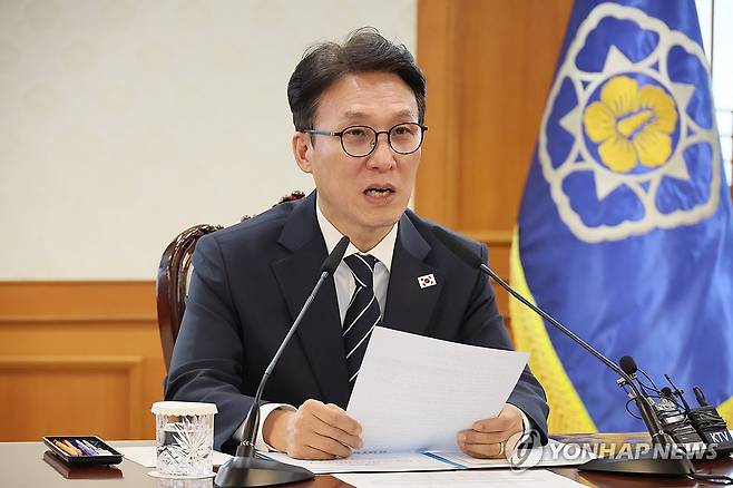 UN AI 허브 유치지원 TF 회의, 발언하는 김민석 총리 (서울=연합뉴스) 이정훈 기자 = 김민석 국무총리가 10일 서울 종로구 정부서울청사에서 열린 UN AI 허브 유치지원 TF 회의에서 발언하고 있다. 2026.3.10 uwg806@yna.co.kr