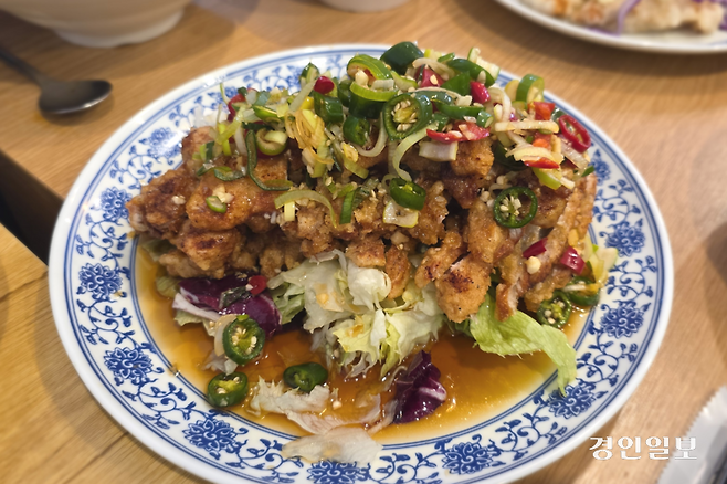 바삭함은 기본, 새콤·달콤·매콤함을 모두 느낄 수 있는 지금 머릿 속에 떠올린 바로 그 맛. /황성규기자 homerun@kyeongin.com