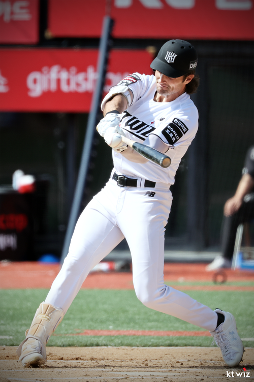 kt wiz 샘 힐리어드가 17일 수원케이티위즈파크에서 열린 2026 신한 SOL 뱅크 KBO 시범경기에서 타격하고 있다. 2026.3.17 /kt wiz 제공