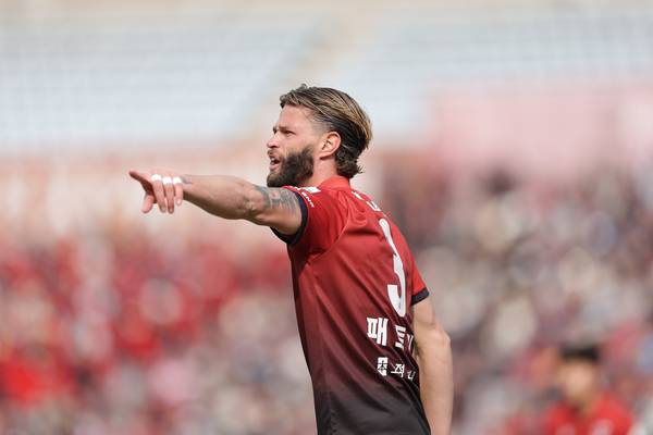 K리그1 부천FC 1995 패트릭이 지난 15일 부천종합운동장에서 열린 울산HD와의 경기에서 선수들 위치를 조정하고 있다. /한국프로축구연맹 제공