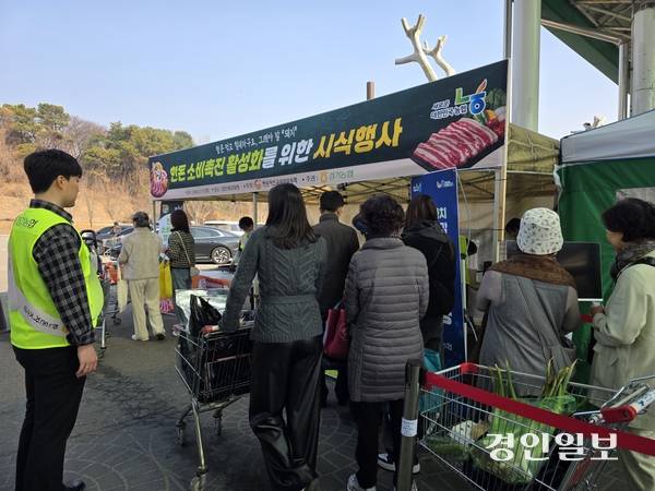 경기농협에서 한돈 소비촉진을 위한 캠페인을 펼치는 가운데 시식행사에 참여하기 위한 시민들이 줄을 서있는 모습. 2026.3.17 /구민주기자 kumj@kyeongin.com