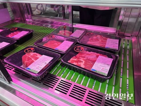 경기농협에서 한돈 소비촉진을 위한 캠페인을 펼치는 가운데 평택축협에서 준비한 돼지고기들이 진열되어 있다. 2026.3.17 /구민주기자 kumj@kyeongin.com