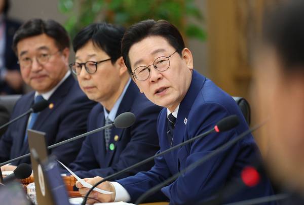 정부가 중동 사태 장기화에 대비한 ‘전쟁 추경’을 추진 중인 가운데, 이재명 대통령이 서민을 대상으로 한 소득지원을 검토하라고 지시했다. 사진은 17일 이 대통령이 정부세종청사에서 열린 국무회의에서 발언하고 있는 모습. 2026.3.17 /연합뉴스