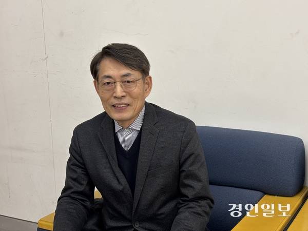 서순탁 경제정의실천시민연합 공동대표가 지난 16일 서울시립대학교에서 경인일보와의 인터뷰를 통해 “경기도의 가장 큰 현안은 불균형”이라고 꼽았다. 2026.3.16 /이영지기자 bbangzi@kyeongin.com