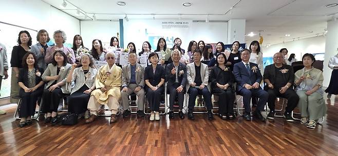 ▲ 2025년 7월 개최한 제 29회 나혜석 미술대전 개막식에서 미협 회원들과 수상자, 내빈들의 기념사진 촬영 모습./사진제공=수원미술협회