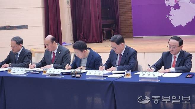 17일 오전 의정부시청 태조홀에서 (왼쪽부터)김종훈 포천부시장, 박형덕 동두천시장, 김동근 의정부시장, 강수현 양주시장, 김덕현 연천군수가 '과천 경마장 및 방산혁신클러스터 유치' 공동선언문에 서명하고 있다. 박홍기 기자