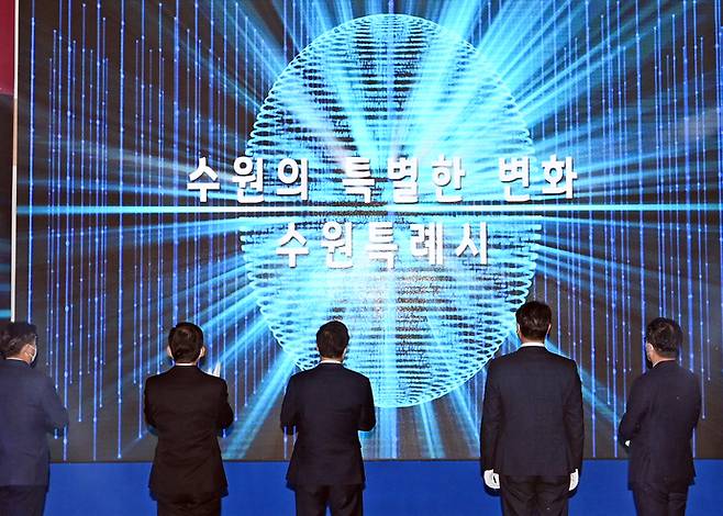 인구 100만 명 이상 특례시로서의 출범식이 열린 지난 2022년 1월 13일 수원시청 대강당에 수원특례시의 첫 시작을 알리는 문구가 나오고 있다. 사진=수원시