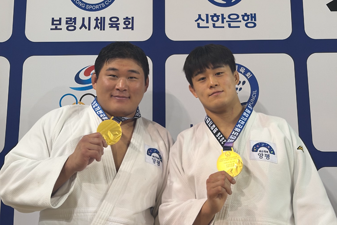 17일 충남 보령종합체육관에서 2026 회장기전국유도대회를 겸해 열린 국가대표 최종선발전 2일째 남자부 100㎏ 이상급과 90㎏급서 각각 우승한 김민종(사진 왼쪽)·김종훈이 기념사진을 찍고 있다. 사진=양평군청