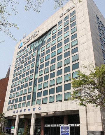 오는 18일 제53회 상공의 날을 맞아 경제단체를 넘어 지역산업과 인재, 정책을 잇는 종합 경제 플랫폼으로 진화해 온 대전상공회의소의 지난 발자취를 조명해본다. /사진=중도일보 DB