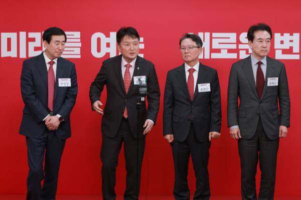 6·3 지방선거 충북지사에 도전하는 국민의힘 예비후보들(왼쪽부터 조길형 전 충주시장, 김영환 충북도지사, 윤갑근 변호사, 윤희근 전 경찰청장). /연합뉴스 제공