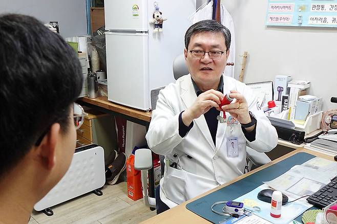 고영춘 광주기독병원 호흡기내과 진료과장이 내원 환자를 대상으로 천식에 대해 설명하고 있다. <광주기독병원 제공>