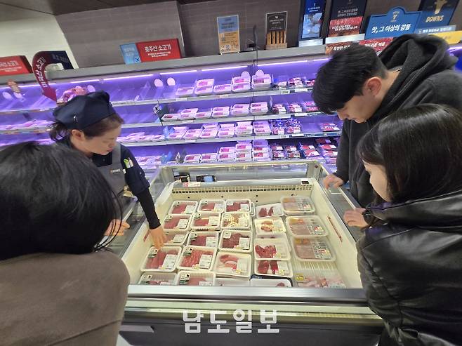 고물가가 장기화되면서 광주 시민들의 장보기 풍경이 달라지고 있다. 필요한 품목을 정해 마트를 찾는 데 그치지 않고, 가격이 내려가는 시간대에 맞춰 퇴근 후 장을 보는 소비자들이 늘고 있다. /정희윤 기자 star@namdonews.com