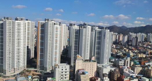 은행권 가계대출 금리가 상승 흐름을 이어가면서 신용점수 1천점 만점의 초고신용자도 신용대출에서 5%에 가까운 금리를 부담하는 것으로 나타났다. 중동 사태 장기화 우려로 금융채 금리까지 뛰면서 이른바 영끌·빚투 수요층의 이자 부담은 한층 커질 가능성이 높아지고 있다. 사진은 광주 동구 아파트 단지. 기사와는 관련 없음. /남도일보 DB