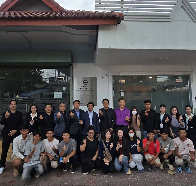 송원대학교는 지난 10일 캄보디아 캄포트 지역 바타낙 비치아 학교에서 대표사무소 현판식과 교육 기자재 기증식, 거점교 선포식을 동시에 진행했다. /송원대 제공