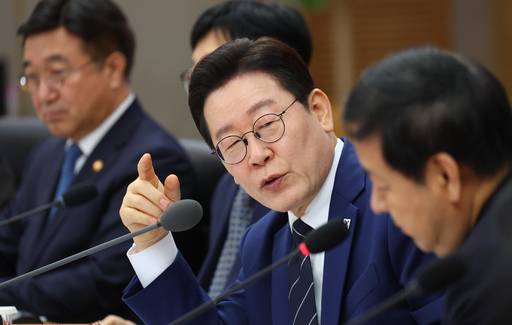 이재명 대통령이 17일 정부세종청사에서 열린 국무회의에서 구윤철 부총리 겸 재정경제부 장관과 대화하고 있다. /연합뉴스 제공