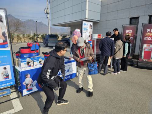 평창군은 16일 평창농업기술센터와 진부면민체육공원 주차장에서 ‘2026년 여성농업인 노동경감 지원사업’과 관련한 농작업 편의장비 및 근골격계 보호장비 사용 시연 및 안전한 사용·관리 교육을 위한 물품 시연회를 개최했다.