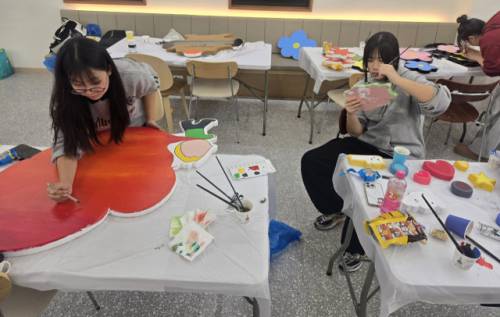 ‘리틀 박수근 프로젝트 2기’ 전시회가 오는 27일까지 양구군 버드나무 예술창고에서 열린다. ‘리틀 박수근 프로젝트’는 어린왕자 작업으로 세대 간 공감을 만들어가고 있는 한국화가 강석태 작가와 김도경 강원대 교수가 미술 실기와 인문 스토리텔링 지도를 맡아 진행하는 문화예술 교육 프로그램으로, 지난 2023년 시작해 올해로 3년째 이어지고 있다.