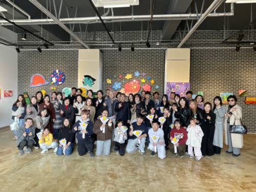 ‘리틀 박수근 프로젝트 2기’ 전시회가 오는 27일까지 양구군 버드나무 예술창고에서 열린다. ‘리틀 박수근 프로젝트’는 어린왕자 작업으로 세대 간 공감을 만들어가고 있는 한국화가 강석태 작가와 김도경 강원대 교수가 미술 실기와 인문 스토리텔링 지도를 맡아 진행하는 문화예술 교육 프로그램으로, 지난 2023년 시작해 올해로 3년째 이어지고 있다.