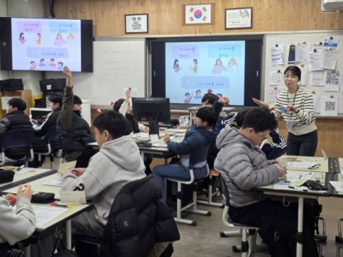 ◇춘천시청소년문화의집의 참여형 의사소통 교육 ‘아름알음’. 문화의집은 3월 한 달 간 춘천지역 15개 중·고등학교의 학생 2,500명을 대상으로 교육을 실시한다.