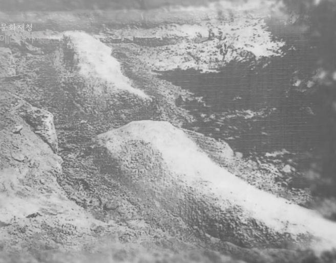 1967년 드러난 무량수전 아래 석룡. /출처 국가유산청 자료