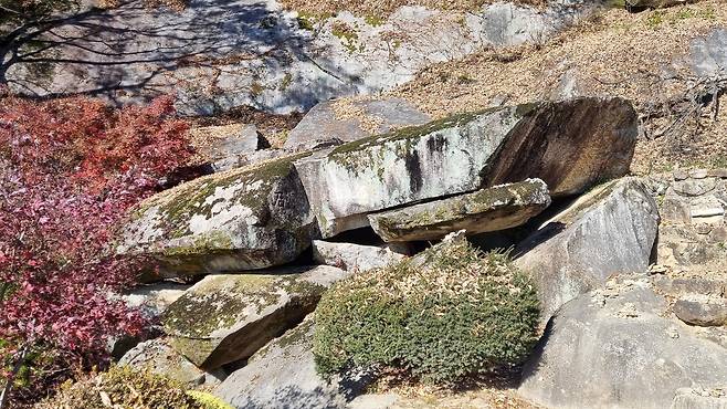 무량수전 뒷편에 있는 부석. /김세동기자