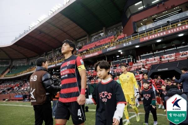 지난 15일 포항-인천 홈경기 개막전에서 포항스틸러스 선수들이 그라운드로 들어서고 있다. 한국프로축구연맹 제공