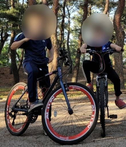 최근 브레이크를 제거한 채 운행하는 사례가 늘면서 안전 문제가 지적되고 있다. 사진은 자전거를 타고 있는 청소년들. 독자 제공