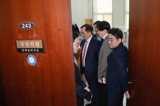 국민의힘 박성훈 수석대변인 등 부산 지역 의원들이 17일 국회에서 부산시장 후보 공천과 관련해 장동혁 대표와 면담한 뒤 박준태 당대표 비서실장, 정희용 사무총장 등과 대화하고 있다. 연합뉴스