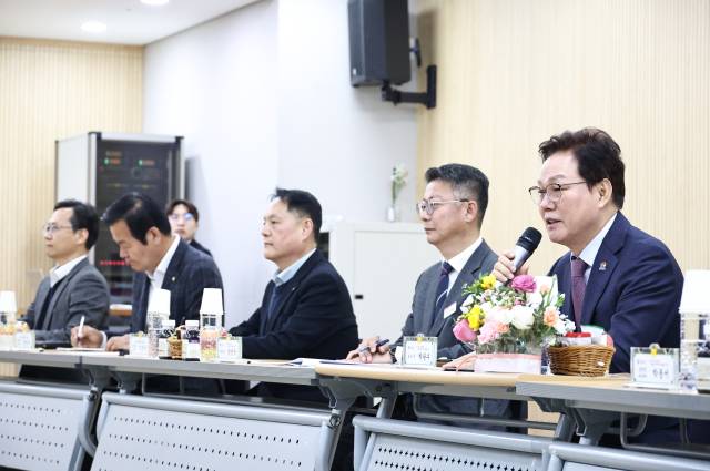 17일 김해 소재 부경축산물공판장을 현장 방문한 박완수 경남지사가 축산인과 대화하고 있다. 경남도 제공