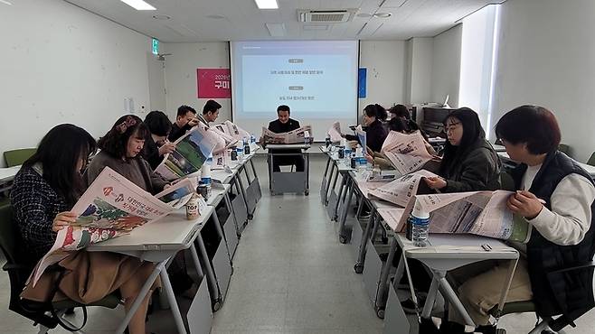 ▲ 경북일보 구미지역 독자권익위원회 위원들이 지난 11일 구미시새마을운동테마공원 연수관 강의실에서 경북일보를 보면서 지면평가 회의를 하고 있다. 이봉한기자