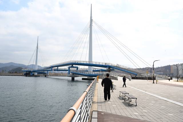 창원시 마산합포구 3·15 해양누리공원 산책로에는 해양신도시를 잇는 서항보도교가 설치되어 있다./김승권 기자/