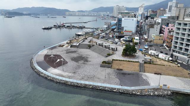 창원 합포해전 승전길 마산구간 출발점인 마산합포구 오동동 합포수변공원에는 야외광장,바닥분수,수변 산책로등이 조성돼 있다./김승권 기자/