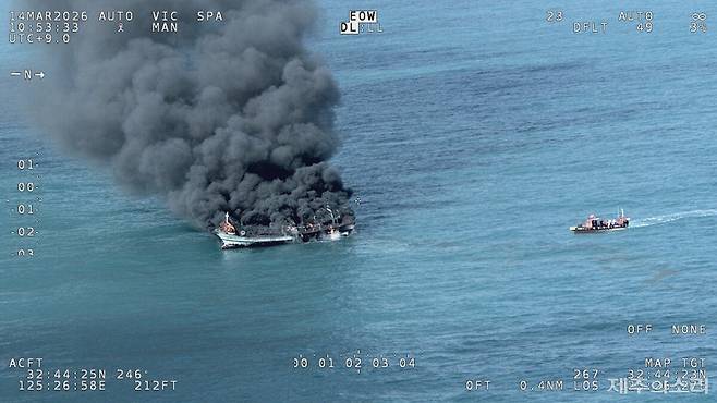 지난 14일 차귀도 남서쪽 약 90㎞ 해상에서 발생한 화재 선박. 사진 제공=제주해양경찰서