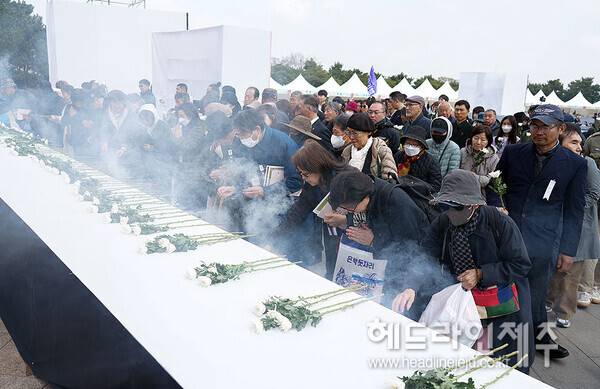 제주4.3희생자추념식 참석자들이 헌화하는 모습. 헤드라인제주DB