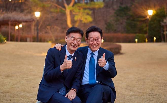 문대림 더불어민주당 제주도지사 경선 후보는 지난 16일 저녁 서울 한남동 관저에서 이재명 대통령과 함께 한 모습을 공개했다.