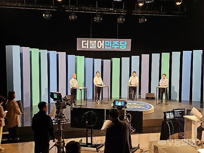 6·3 지방선거에서 전남광주통합특별시장에 출마하는 더불어민주당 후보들이 17일 광주MBC 공개홀에서 합동 토론회 리허설을 진행하고 있다. 왼쪽부터 민형배, 주철현, 김영록, 강기정 후보.최류빈기자 rubi@mdilbo.com