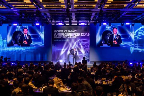 금호타이어가 17일 그랜드 하얏트 호텔에서 '2026 금호 멤버스데이' 행사를 개최했다. 정일택 금호타이어 대표이사 사장이 멤버스데이 행사에서 발언하는 모습 [출처=금호타이어]