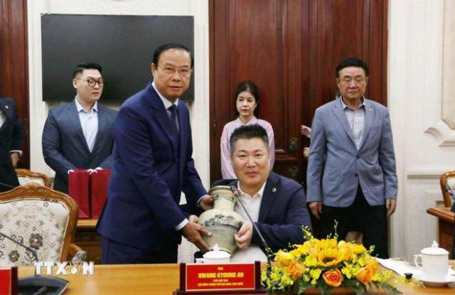 응우옌 반 토(왼쪽) 호찌민시 인민의회 상임 부의장이 황경아 대전시의회 부의장에게 기념품을 전달하고 있다 [사진=베트남 통신사]