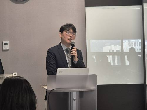 이동화 KISA AX공급망보안정책팀장이 '소프트웨어(SW) 공급망 보안 모델 구축' 지원사업을 설명하고 있다.