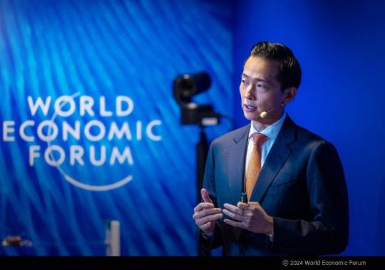 김동관 부회장이 2024년 다보스포럼 연차총회 세션 '세계 최초 탈화석연료 선박'에서 한화의 해양 탈탄소 비전을 발표하고 있다./사진제공=한화그룹