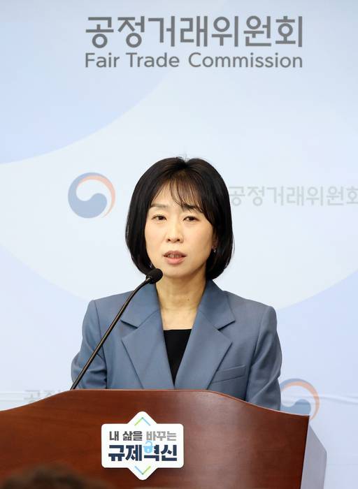 음잔디 공정거래위원회 기업집단관리과장이 17일 세종시 정부세종청사에서 HDC 정몽규 회장이 지난 2021년부터 2024년까지 상호출자제한기업집단 등 지정자료를 제출하며 2021년 17개사, 2022년 19개사, 2023년 19개사, 2024년 18개사 등 총 20개사를 소속회사 현황에서 누락한 행위를 적발, 검찰에 고발했다고 밝히고 있다. /뉴시스