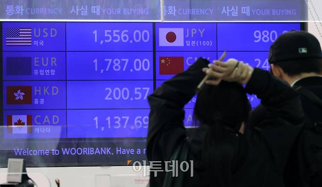 국제유가 급등 여파로 원·달러 환율이 금융위기 이후 처음으로 주간거래 장중 1500원을 넘어선 16일 인천국제공항 제2터미널 환전소 전광판에 달러 대비 원화 환율이 표시되고 있다. 당국 개입 경계감에 상승폭은 다소 줄었지만, 유가 흐름에 따라 환율이 다시 1500원선을 돌파할 수 있다는 우려가 제기된다. 고이란 기자 photoeran@