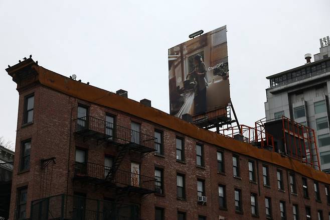 미국 뉴욕시 미트패킹 디스트릭트에 위치한 허링 빌딩(675 허드슨 스트리트). 이곳은 2000년 광고판 훼손 혐의로 체포된 인물의 기록에 ‘로빈 거닝엄’이라는 이름이 남아 있어, 뱅크시 정체 추정의 주요 근거로 언급되는 장소다. 2025년 11월 21일 촬영.(로이터/연합뉴스)