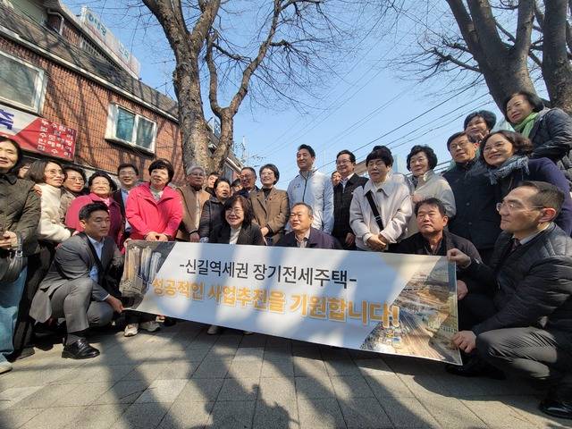 17일 오전 영등포구 신길동 39-3번지 일대 신길역세권 구역에서 오세훈 서울시장(사진 뒷줄 가운데)과 조합원들이 기념 촬영을 하고 있다. (사진=박유진 기자)