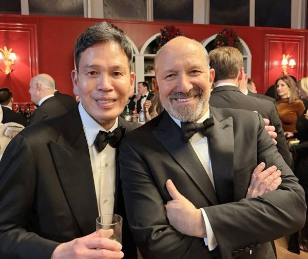 정용진 신세계그룹 회장(왼쪽)이 지난해 12월12일(현지시간) 미국 워싱턴 D.C.에서 열린 성탄절 만찬에서 하워드 러트닉 미국 상무부 장관(오른쪽)과 기념 사진을 촬영했다./사진=신세계그룹 제공