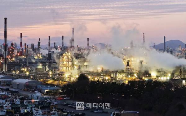 중동발 지정학적 리스크가 고조되며 국제 유가가 고공행진 하고 있지만 1500원에 육박하는 원·달러 환율과 석화업계 셧다운 가능성에 국내 정유업계 위기감이 고조되고 있다. 사진은 울산산업단지 전경./사진=미디어펜 김상문 기자