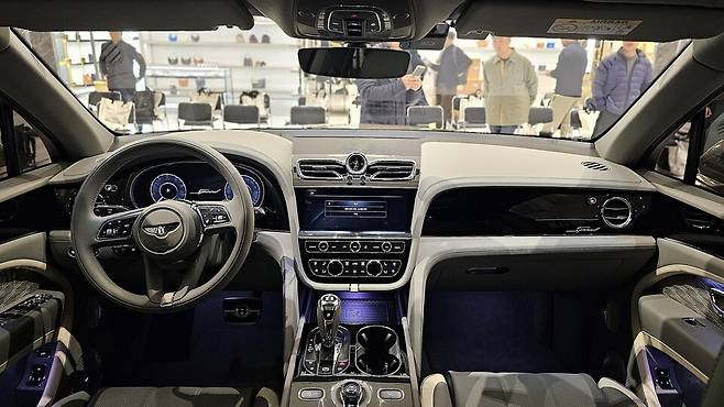 벤틀리 '더 뉴 벤테이가 스피드'의 실내./곽호준 기자