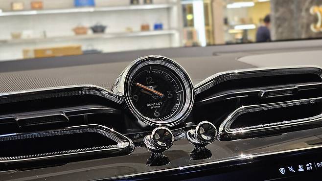 벤틀리 '더 뉴 벤테이가 스피드'의 아날로그 시계./곽호준 기자